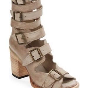 ISO FREEBIRD BOND SANDALS IN TAUPE IN SIZE 7